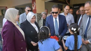 محافظ بورسعيد يشيد بانتظام العمل داخل مدرسة الوصفية ويصرف مكافأة لعدد من الطلاب محافظ بورسعيد يشيد بانتظام العمل داخل مدرسة الوصفية ويصرف مكافأة لعدد من الطلاب