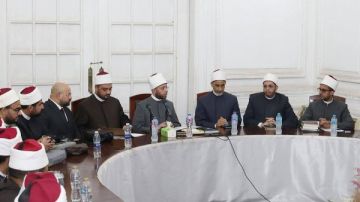 وزير الأوقاف يهدي كتبا علمية للفائزين في دوري النجباء بموسميه الأول والثاني وزير الأوقاف يهدي كتبا علمية للفائزين في دوري النجباء بموسميه الأول والثاني