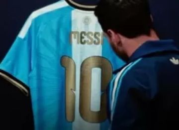 في مباراة الوداع.. ميسي يظهر بقميص خاص مع منتخب الأرجنتين في مباراة الوداع.. ميسي يظهر بقميص خاص مع منتخب الأرجنتين