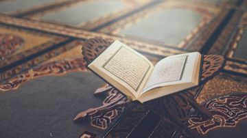 حكم قراءة القرآن بسرعة أو أثناء الاستلقاء وعلى جنابة.. دار الإفتاء توضح حكم قراءة القرآن بسرعة أو أثناء الاستلقاء وعلى جنابة.. دار الإفتاء توضح