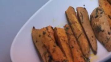 طريقة عمل بطاطا حلوة مشوية بالزعتر والروزماري طريقة عمل بطاطا حلوة مشوية بالزعتر والروزماري