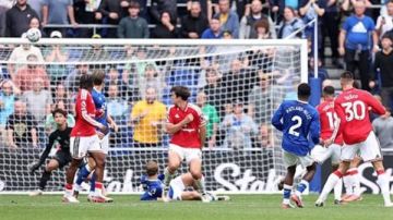 مانشستر يونايتد يهدر الفوز أمام إيفرتون بتعادل قاتل 2-2 في الدوري الإنجليزي مانشستر يونايتد يهدر الفوز أمام إيفرتون بتعادل قاتل 2-2 في الدوري الإنجليزي