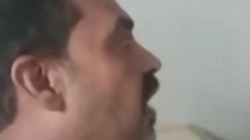 أمي عايزة تضحي بيا.. فيديو متداول لشخص يعتدي على والدته وبحوزته سلاح أبيض أمي عايزة تضحي بيا.. فيديو متداول لشخص يعتدي على والدته وبحوزته سلاح أبيض