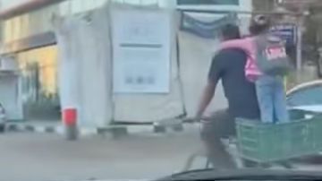 متعلقة بيه.. أب يرافق طفلته للمدرسة على دراجة بسيطة وسط أجواء مبهجة متعلقة بيه.. أب يرافق طفلته للمدرسة على دراجة بسيطة وسط أجواء مبهجة