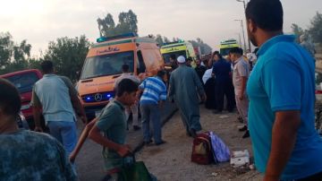 نقل 13 من ضحايا ومصابي حادث تصادم ملاكي وميكروباص بالغربية لمستشفى زفتى العام.. صور نقل 13 من ضحايا ومصابي حادث تصادم ملاكي وميكروباص بالغربية لمستشفى زفتى العام.. صور