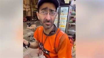 الدكتور مينا يشعل السوشيال.. عامل توصيل بشهادة طبيب الدكتور مينا يشعل السوشيال.. عامل توصيل بشهادة طبيب