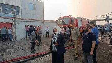محافظ القليوبية يتابع عملية تبريد حريق مصنع العبور محافظ القليوبية يتابع عملية تبريد حريق مصنع العبور
