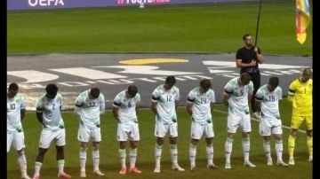 لاعبو أيرلندا يلفتون أنظار العالم خلال مواجهة الكيان المحتل لاعبو أيرلندا يلفتون أنظار العالم خلال مواجهة الكيان المحتل