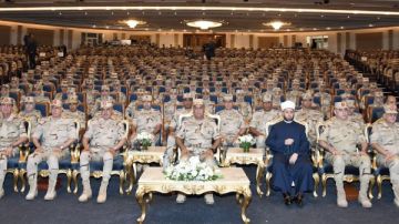 وزير الدفاع يلتقي كوادر وأطقم التمريض العسكري بالقوات المسلحة وزير الدفاع يلتقي كوادر وأطقم التمريض العسكري بالقوات المسلحة