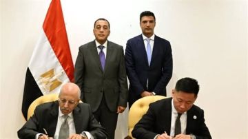 رئيس الوزراء يشهد مراسم توقيع عقد إنشاء مصنع لإنتاج البطاريات الكهربائية بمختلف أنواعها رئيس الوزراء يشهد مراسم توقيع عقد إنشاء مصنع لإنتاج البطاريات الكهربائية بمختلف أنواعها