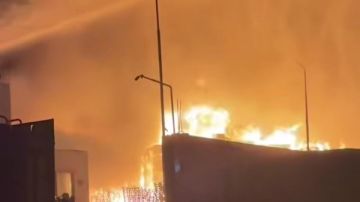 الدفع بـ 15 سيارة إطفاء للسيطرة على حريق هائل بمصنع كرتون بالعبور الدفع بـ 15 سيارة إطفاء للسيطرة على حريق هائل بمصنع كرتون بالعبور