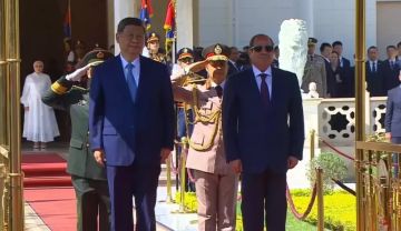 الرئيس السيسي ونظيره الصيني يشهدان التوقيع على عدد من الوثائق المهمة بين جهات مصرية ونظيرتها الصينية الرئيس السيسي ونظيره الصيني يشهدان التوقيع على عدد من الوثائق المهمة بين جهات مصرية ونظيرتها الصينية