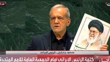 اغتالوه بدون إطار قانوني أو سبب.. رئيس إيران يرفع صور خامنئي في الأمم المتحدة اغتالوه بدون إطار قانوني أو سبب.. رئيس إيران يرفع صور خامنئي في الأمم المتحدة