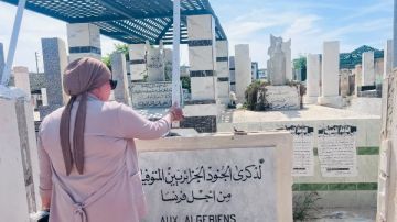 رئيس حي غرب بورسعيد تزيل تعديات عن مقبرة الجنود الجزائريين رئيس حي غرب بورسعيد تزيل تعديات عن مقبرة الجنود الجزائريين