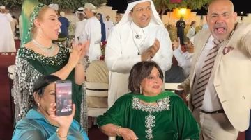 نجوم مهرجان ظفار يحتفلون بعيد ميلاد سهير المرشدي نجوم مهرجان ظفار يحتفلون بعيد ميلاد سهير المرشدي