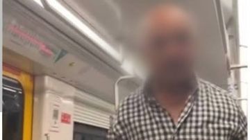روحي شوفي لك عريس.. فتاة توثق مشادة مع مسن داخل المترو: الحقوني روحي شوفي لك عريس.. فتاة توثق مشادة مع مسن داخل المترو: الحقوني