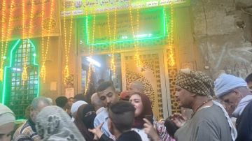 توافد مئات المواطنين لإحياء الليلة الختامية لمولد جلال الدين السيوطي توافد مئات المواطنين لإحياء الليلة الختامية لمولد جلال الدين السيوطي