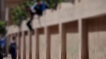 قفزوا من السور.. هروب جماعي لطلاب مدرسة للبنين في المنوفية يثير الجدل قفزوا من السور.. هروب جماعي لطلاب مدرسة للبنين في المنوفية يثير الجدل