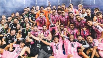 ميسي يحتفل بالهدف الـ100 مع إنتر ميامي بالتتويج بكأس الأبطال ميسي يحتفل بالهدف الـ100 مع إنتر ميامي بالتتويج بكأس الأبطال