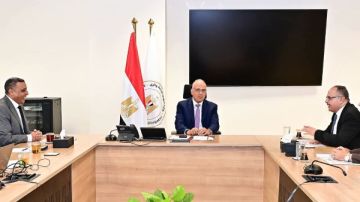وزير الري يجتمع مع رئيس شركة المقاولون العرب لمتابعة موقف المشروعات المشتركة وزير الري يجتمع مع رئيس شركة المقاولون العرب لمتابعة موقف المشروعات المشتركة