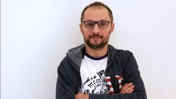 محمد سليمان عبد المالك: بنج كلي يفتح أبوابا مغلقة في عالم الطب.. والعمل لم يهاجم الأطباء أو الدين.. حوار محمد سليمان عبد المالك: بنج كلي يفتح أبوابا مغلقة في عالم الطب.. والعمل لم يهاجم الأطباء أو الدين.. حوار