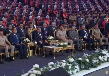 الرئيس السيسي يؤكد أهمية حسن الاستفادة من وسائل التواصل الاجتماعي الرئيس السيسي يؤكد أهمية حسن الاستفادة من وسائل التواصل الاجتماعي
