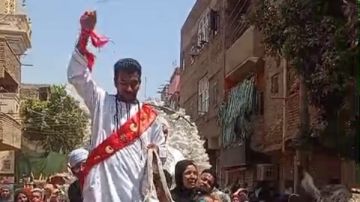 أهالي الأقصر يزفون عروسين على الحصان في طريقهما لأداء العمرة.. شاهد