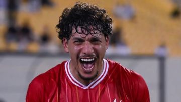 عبد الله عبد الهادي يتوج بجائزة أفضل مدافع في دوري ناصر بن حمد البحريني عبد الله عبد الهادي يتوج بجائزة أفضل مدافع في دوري ناصر بن حمد البحريني