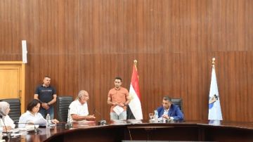 محافظ البحر الأحمر يستمع لشكاوى المواطنين ويوجه بسرعة فحصها وحلها محافظ البحر الأحمر يستمع لشكاوى المواطنين ويوجه بسرعة فحصها وحلها