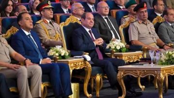 الرئيس السيسي يطالب الأسر المصرية بمساعدة الدولة في حماية الأطفال من إساءة استخدام وسائل التواصل الرئيس السيسي يطالب الأسر المصرية بمساعدة الدولة في حماية الأطفال من إساءة استخدام وسائل التواصل