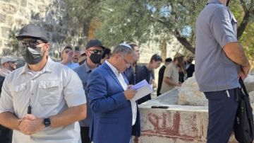تحت حراسة أمنية مشددة.. المتطرف بن غفير يقتحم المسجد الأقصى المبارك تحت حراسة أمنية مشددة.. المتطرف بن غفير يقتحم المسجد الأقصى المبارك
