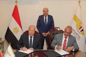 وزير الطيران المدني يشهد توقيع عقدين استراتيجيين لمصر للطيران للخدمات الأرضية لتعزيز شراكاتها الدولية وزير الطيران المدني يشهد توقيع عقدين استراتيجيين لمصر للطيران للخدمات الأرضية لتعزيز شراكاتها الدولية