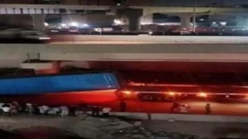 سقوط حاوية من سيارة نقل أعلى دائري الهرم.. وتعطل حركة المرور سقوط حاوية من سيارة نقل أعلى دائري الهرم.. وتعطل حركة المرور