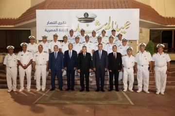 رئيس هيئة قناة السويس يكرم المرشدين من أصحاب الكفاءات ومسيرة العطاء المتميز رئيس هيئة قناة السويس يكرم المرشدين من أصحاب الكفاءات ومسيرة العطاء المتميز
