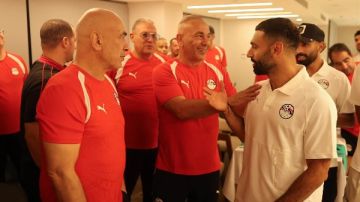 لاعبو المنتخب يحتفلون بحسام وإبراهيم حسن بعد تجديد التعاقد حتى 2030 لاعبو المنتخب يحتفلون بحسام وإبراهيم حسن بعد تجديد التعاقد حتى 2030
