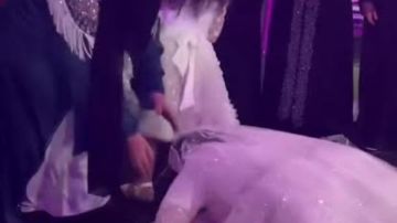 بين بر الوالدين والبحث عن التريند .. لقطة لعروس تقبل قدم والدتها تثير جدلا واسعا بين بر الوالدين والبحث عن التريند .. لقطة لعروس تقبل قدم والدتها تثير جدلا واسعا