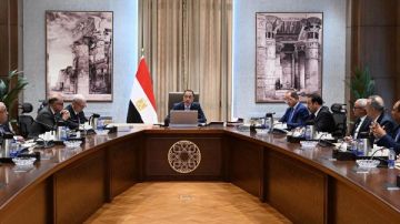 رئيس الوزراء يتابع مستهدفات برنامج إعادة هيكلة الشركات القابضة رئيس الوزراء يتابع مستهدفات برنامج إعادة هيكلة الشركات القابضة