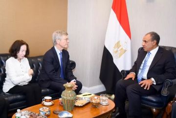 وزير الخارجية يلتقي برئيس شبكة حلول التنمية المستدامة التابعة للأمم المتحدة وزير الخارجية يلتقي برئيس شبكة حلول التنمية المستدامة التابعة للأمم المتحدة