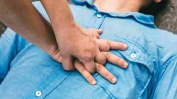 السكتات القلبية تهدد الشباب.. تحذيرات من مخاطر التدخين والتوتر على صحة القلب السكتات القلبية تهدد الشباب.. تحذيرات من مخاطر التدخين والتوتر على صحة القلب