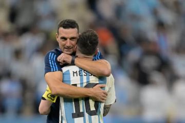 سكالوني: بذلت جهدا كبيرا لإقناع ميسي بمباراة الوداع مع الأرجنتين سكالوني: بذلت جهدا كبيرا لإقناع ميسي بمباراة الوداع مع الأرجنتين