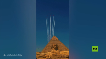 شاهد.. طائرات فريق النجوم التركية تحلق فوق أهرامات الجيزة شاهد.. طائرات فريق النجوم التركية تحلق فوق أهرامات الجيزة