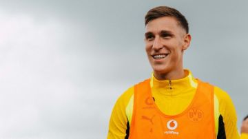 شلوتربيك يعود لتدريبات بوروسيا دورتموند عقب تعافيه من إصابة لحقت به في كأس العالم شلوتربيك يعود لتدريبات بوروسيا دورتموند عقب تعافيه من إصابة لحقت به في كأس العالم