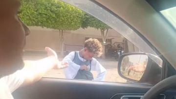 معايا فلوس.. طفل صعيدي يرفض 100 جنيه مكافأة ويفاجئ سائق ملاكي معايا فلوس.. طفل صعيدي يرفض 100 جنيه مكافأة ويفاجئ سائق ملاكي