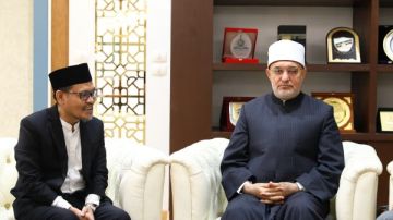مفتي الجمهورية يتسلم دعوة من مبعوث وزير الشئون الدينية الإندونيسي لحضور مؤتمر دولي مفتي الجمهورية يتسلم دعوة من مبعوث وزير الشئون الدينية الإندونيسي لحضور مؤتمر دولي