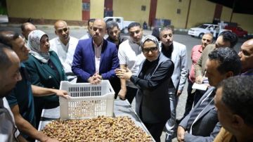 محافظ الوادي الجديد تتابع أعمال توريد وفرز البلح بمجمع التمور بالخارجة محافظ الوادي الجديد تتابع أعمال توريد وفرز البلح بمجمع التمور بالخارجة
