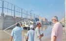استمرار أعمال كسح المياه الناتجة عن تسريب بخط طرد محطة صرف أم القرى بحي الضواحي