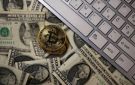 البيتكوين تتراجع دون 84,000 دولار وسط ضغوط تصحيحية