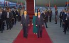 بث مباشر.. الرئيس السيسي وقرينته يستقبلان الرئيس الصيني وقرينته بمطار القاهرة