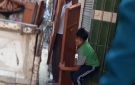 بعد تسليمها العقد.. محافظ القليوبية يتابع تجهيز شقة سيدة ترعى 7 أطفال