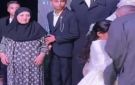 انزلي من فوق المسرح عروس تحرج جدتها بطلب صادم في حفل زفافها والأب يتدخل
